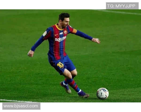 足球明星在比赛中踢球时意外脱皮精彩瞬间视频播放引发热议