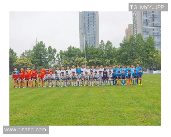 足球明星激情甩球衣瞬间捕捉展现运动魅力与团队精神的精彩时刻